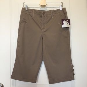 NWT Gloria Vanderbilt Brown Capri Pants. Size 10.